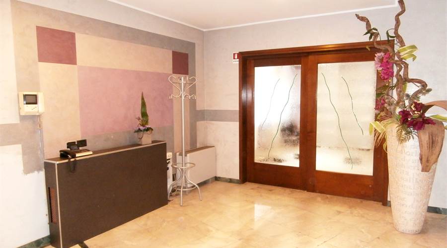 Ingresso su zona reception