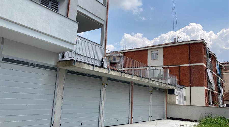 Cortile con box auto 
