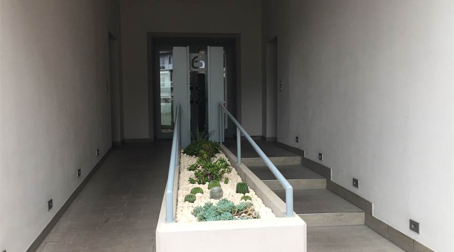 Ingresso condominiale con rampa disabili