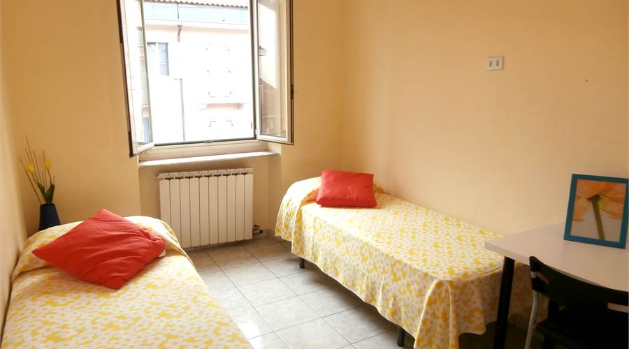 Camera letto con finestra