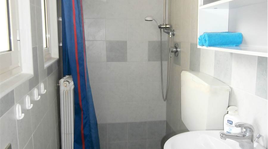 Bagno con doccia e finestra