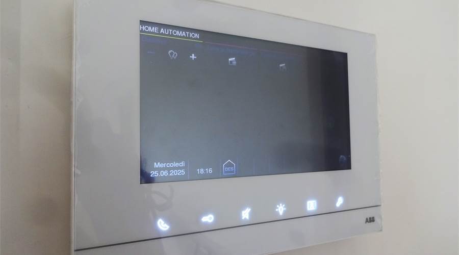 Dettaglio videocitofono con domotica