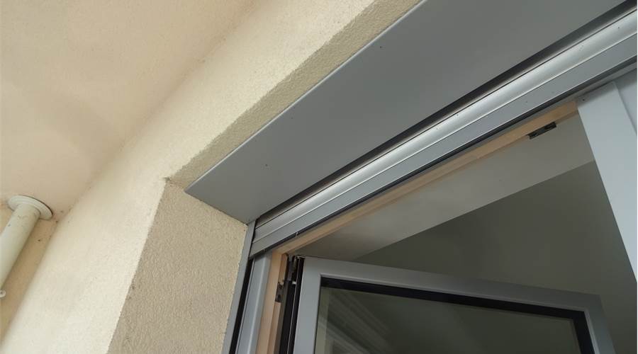 Dettaglio serramento e tapparelle elettriche 